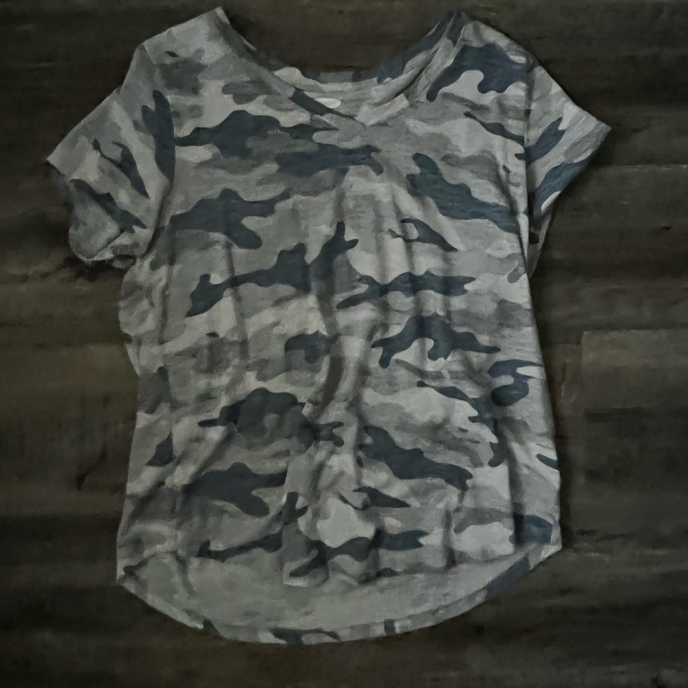 Cami gray and blue t-shirt